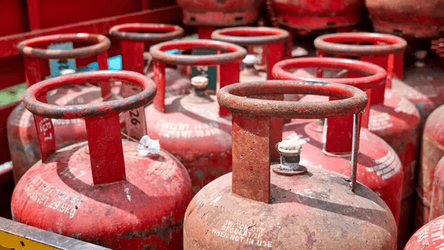 LPG cylinder could have cost ₹2,000 during oil crisis.