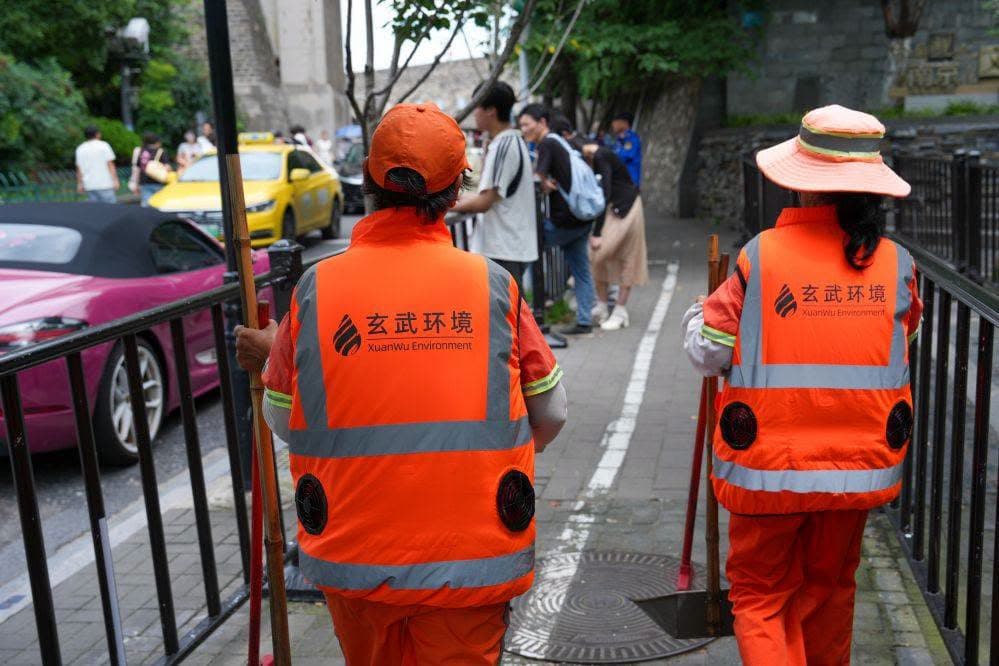 China Helps Workers Stay Cool.