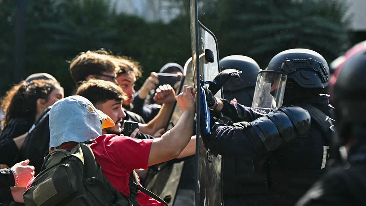 France streets turn into war zone