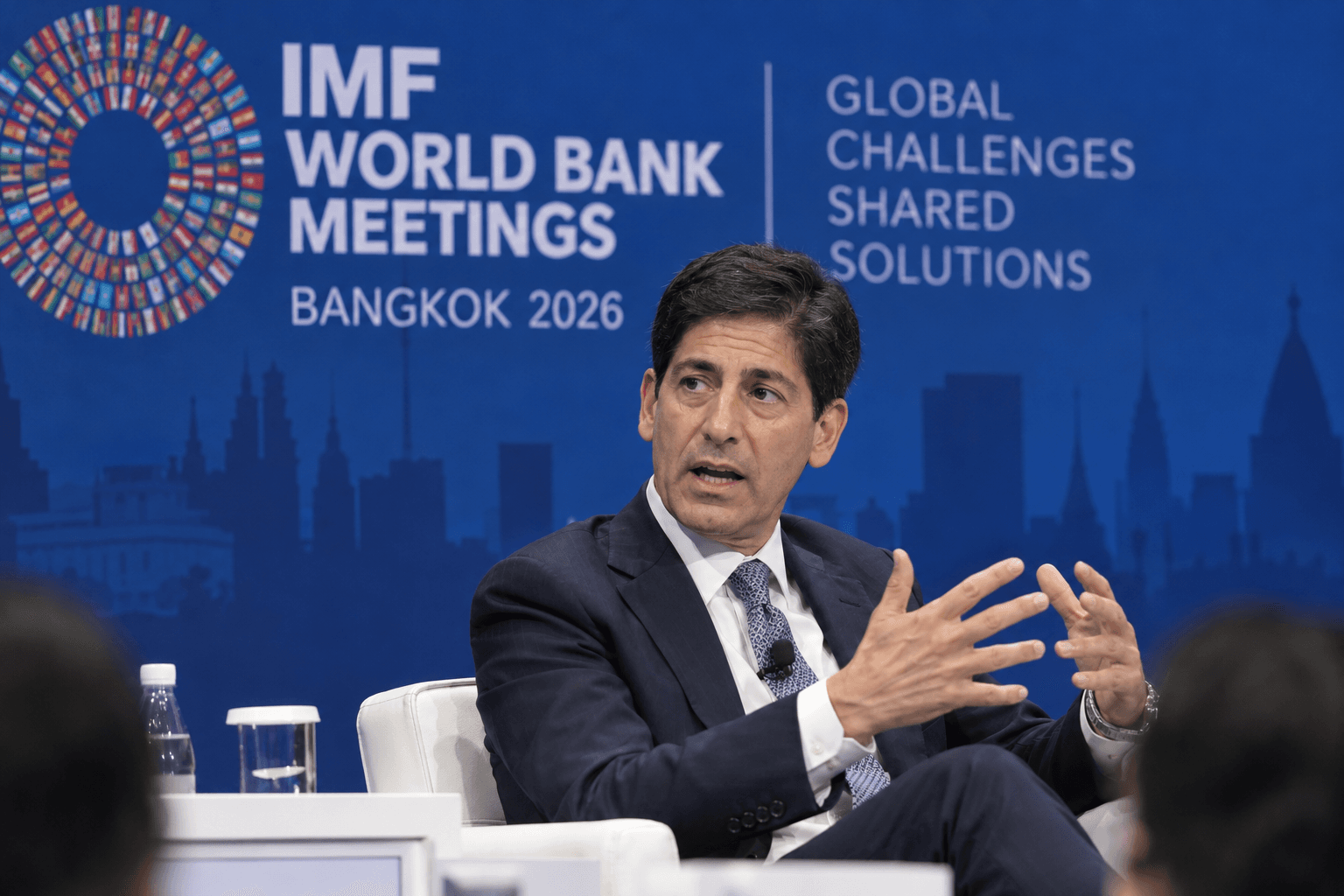 Fed Chair Keeps Rates Open, Calls AI a Growth Boost